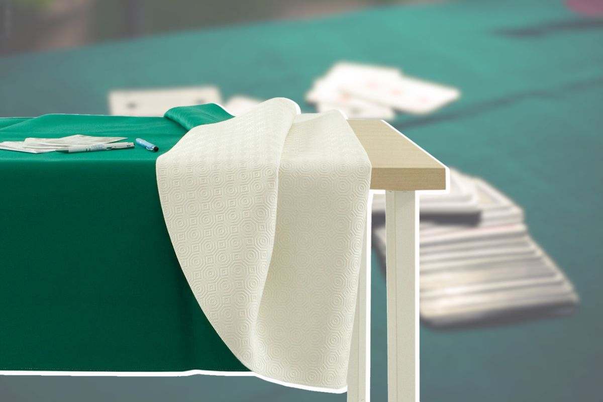 Mollettone macchiato, come lavare la tovaglia verde gommata che protegge il  tavolo: i segreti per non doverlo comprare nuovo 